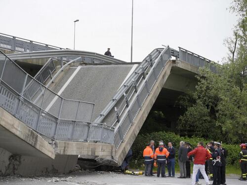 Choc a Fossano, il ponte della tangenziale crolla sull'auto dei carabinieri