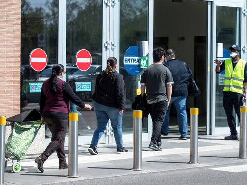 Aziende, supermercati e negozi. Scattano i controlli