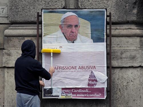 "Maldicenze sono germi" La condanna del Papa dopo i poster abusivi
