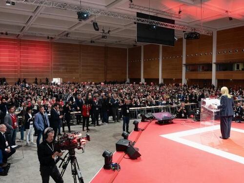 Meloni nella "tana" della Cgil: no al salario minimo. E difende la riforma del fisco
