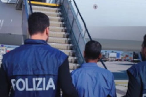 Rimpatri, i dati che smontano i teoremi. Piantedosi: altri 128 in una settimana