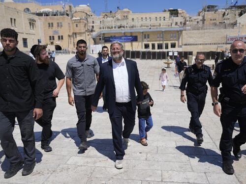 Israele, visita di Ben Gvir e coloni alla Spianata delle Moschee a Gerusalemme. Choc per video ostaggi