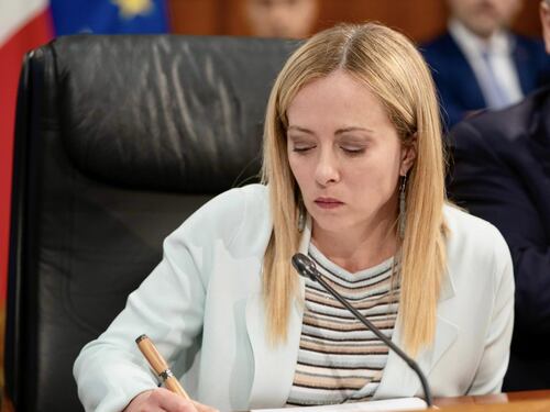 Governo, l'economia cresce ma il Fmi ci fa la lezione. Meloni zittisce i gufi