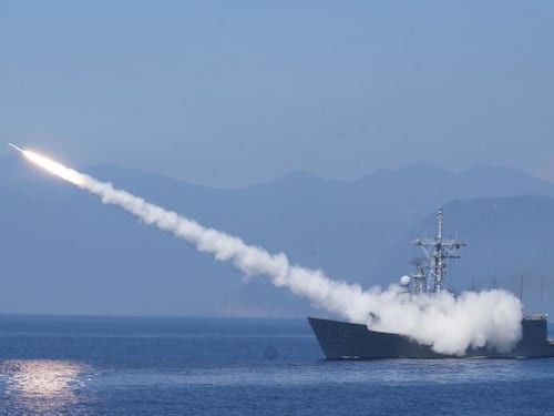 Taiwan, allarme rosso: caccia e navi da guerra cinesi circondano l'isola. Che succede
