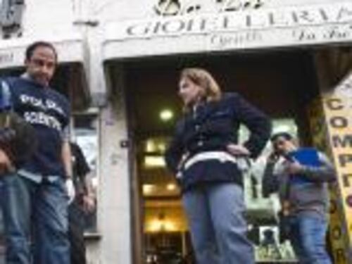 Rapina in gioielleria Spari in strada