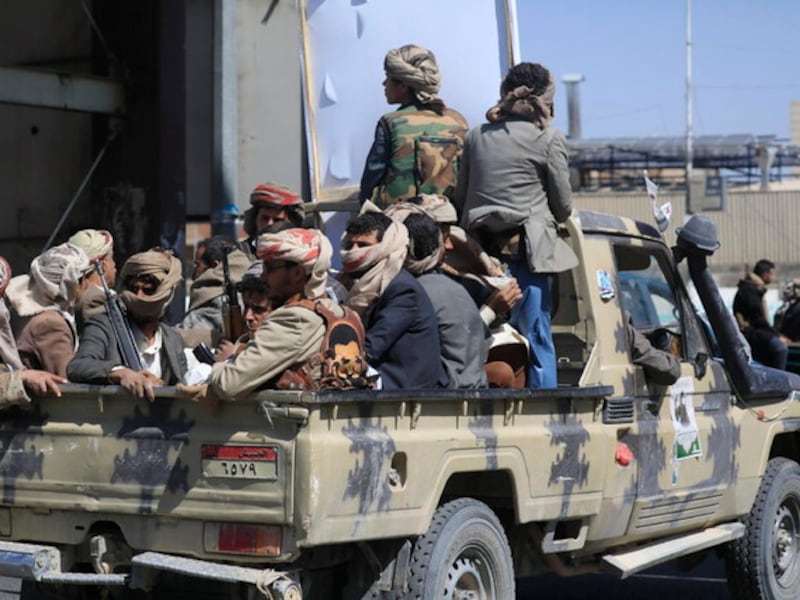 Houthi-Arabia, ancora alta tensione: esplosione a Riad, raid sull’aeroporto di Sana’a