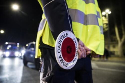 Ostia, con la droga sul monopattino. Picchia i vigili che lo fermano