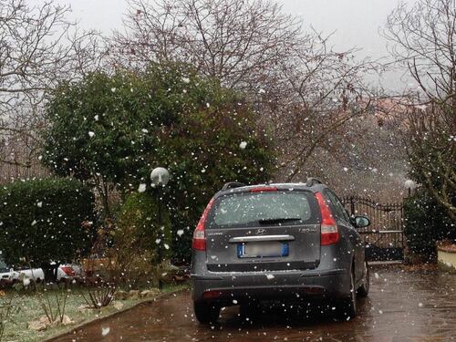 Roma, ai Castelli romani arriva la neve: primi fiocchi a Rocca di Papa