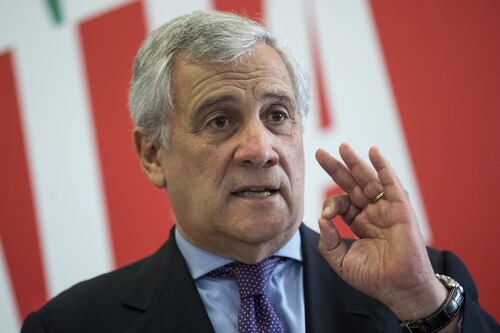 Tajani: "Il sindaco di Roma? Basta coi politici, vedrei bene un militare"