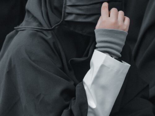 "Non devi vivere all'occidentale", e giù botte. Il caso di cui la sinistra non parla