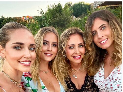 Trovate un po' mamma Ferragni fra le tre figliole... Lady Marina stende tutte