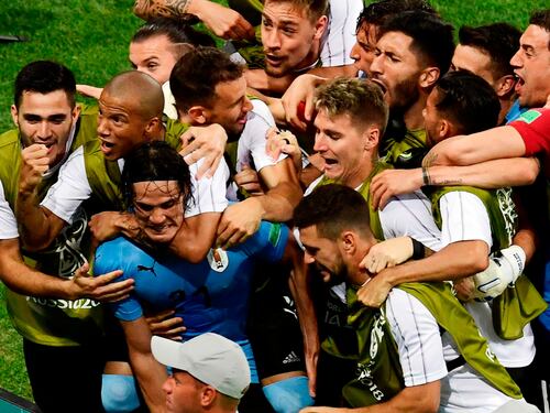 Festa Uruguay, Cavani butta fuori Ronaldo ma poi si fa male