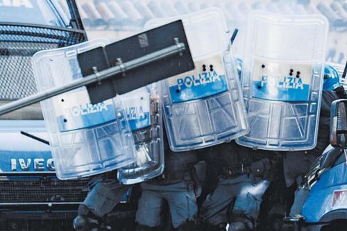 Quarticciolo, agenti aggrediti con spray urticante durante l'arresto di 2 pusher