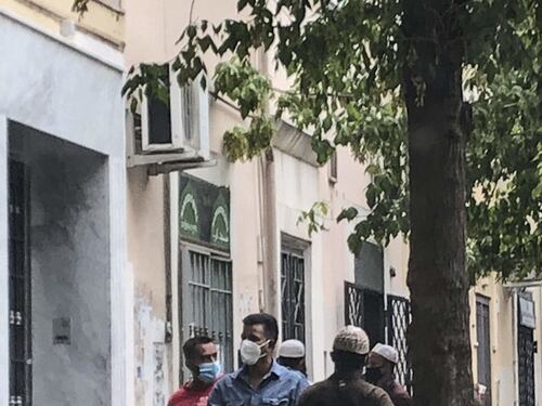 Allarme Covid ma tutti in moschea