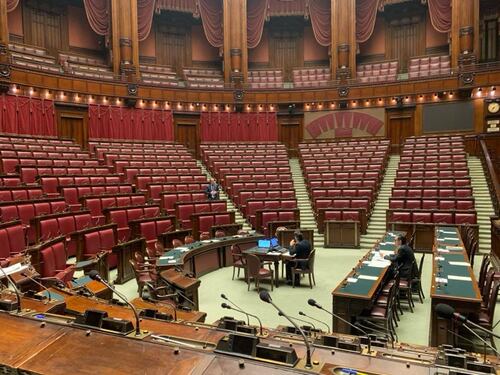 Tutti a dichiarare e in aula non c'è nessuno. Solito scandalo alla Camera