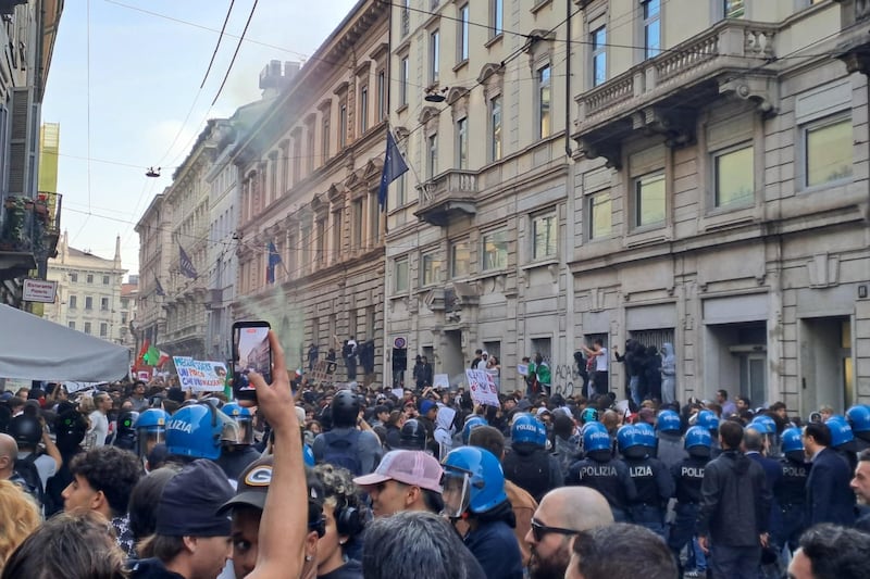 Milano, «l’autunno caldo» soffia da Parigi. Guerriglia e petardi contro gli agenti