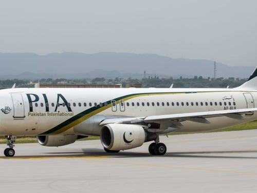 Apre la porta di emergenza invece del bagno: panico sul volo per Islamabad