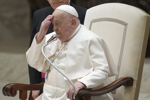 Papa Francesco si aggrava: ancora ossigeno ad alti flussi ma non è intubato. Mondo in ansia