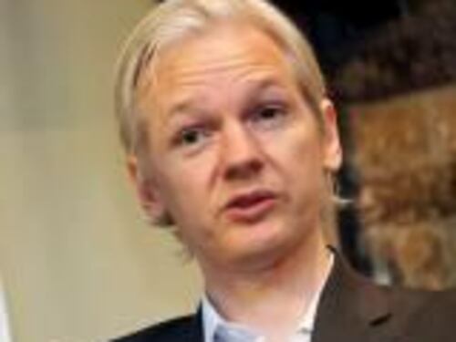 Assange in cella. Putin chiede "Questa è democrazia?"
