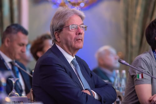 Ue, cala il Pil. E Gentiloni si smarca dalle polemiche su Ita