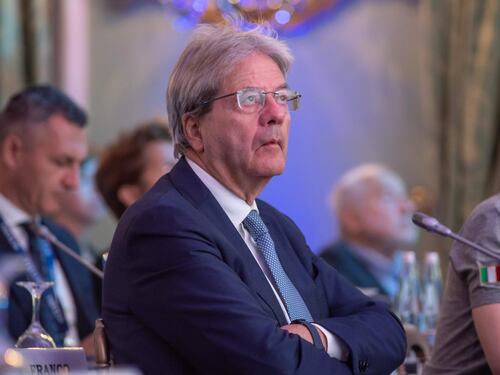 Ue, cala il Pil. E Gentiloni si smarca dalle polemiche su Ita