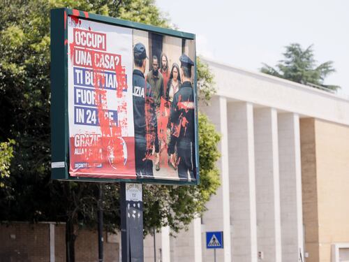 Manifesti della Lega rimossi, spunta la "manina" dell'assessore di Gualtieri