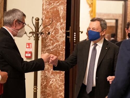 Green pass obbligatorio per lavorare, Draghi tira dritto e convoca i sindacati