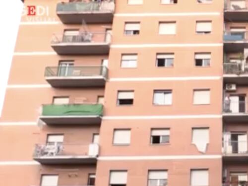 Il coronavirus esplode nel palazzo occupato. Quarantena per cento persone alla Garbatella