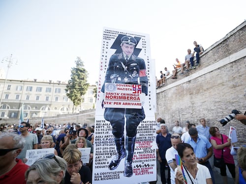 Draghi come Hitler, cartelli choc a Roma e Napoli. "Norimberga arriva" la rabbia no green pass