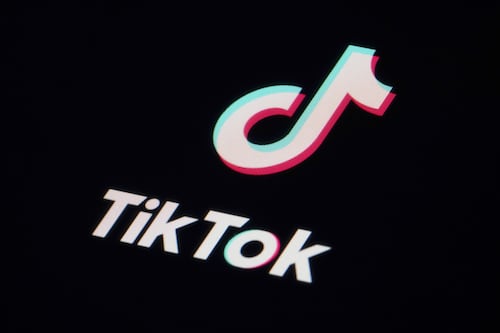 Ue, la nuova battaglia è contro TikTok: rischio dipendenza e violazione del DSA