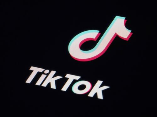 Ue, la nuova battaglia è contro TikTok: rischio dipendenza e violazione del DSA