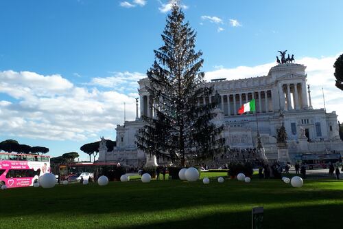L'albero "Spelacchio" e luminarie a intermittenza, ecco il triste Natale di Roma