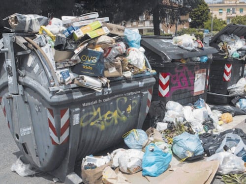 Rifiuti, la resa dei romani al degrado: i numeri del disastro