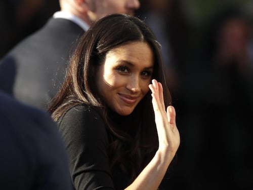 La regina Elisabetta cambia testamento per Meghan. Carlo si preoccupa per Camilla
