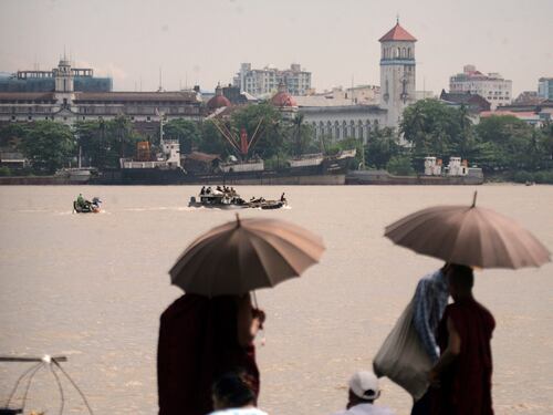 Barcone con 150 persone si ribalta al largo del Myanmar