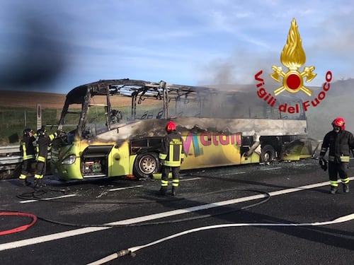 Pullman di studenti in fiamme sulla A1. Ragazzi in fuga sull'autostrada