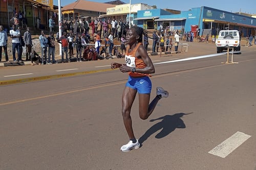 Kenya, condizioni critiche per la maratoneta Cheptegei: è stata data alle fiamme