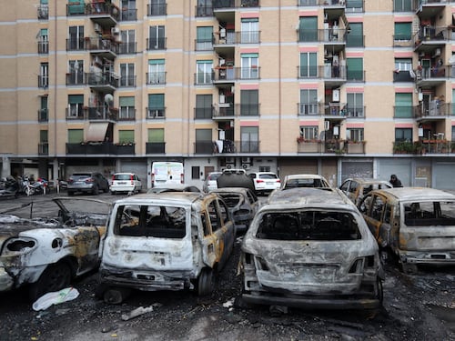 Incubo piromani: 14 auto bruciate in un condominio alla Magliana