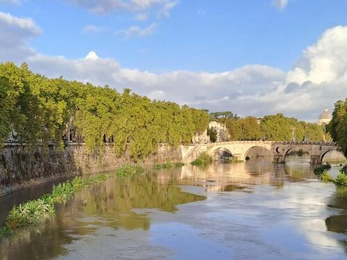 Tevere osservato speciale, banchine chiuse e rischio piena: che succede
