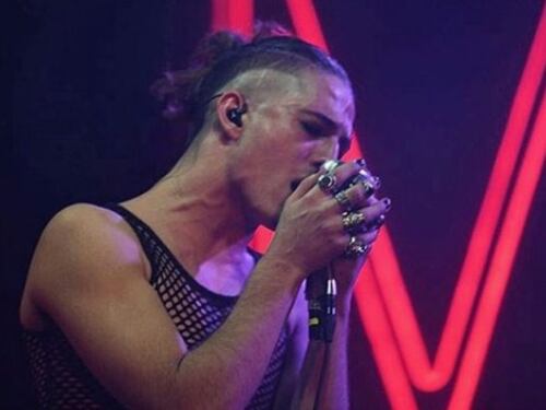 Colpo di testa per Damiano, il leader dei Maneskin nel mirino dei social