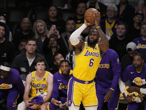Nba, flop Lakers con Denver. E dopo il cappotto Lebron James minaccia il ritiro