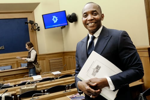 Ennesima giravolta di Soumahoro, adesso sposa la linea del governo sui migranti