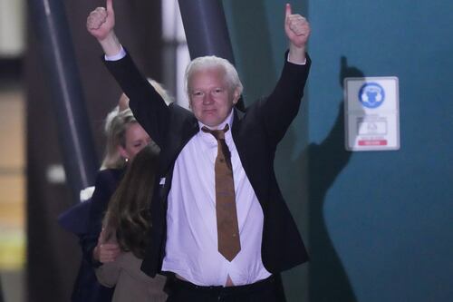 Assange, gli Usa erano con le spalle al muro: perché sono stati costretti al patteggiamento