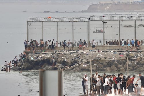 Ceuta, entrate 60mila persone. Mezza Europa condanna Sanchez e segue l'Italia su Schengen