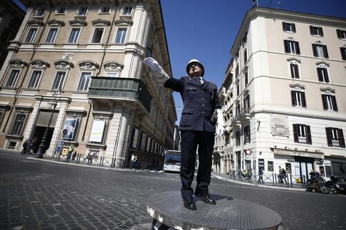 I vigili urbani restano senza pistola: porto d'armi al peperoncino e spray antiquati