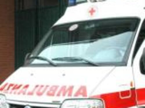 Cadono dalla motocicletta e finiscono sotto una Clio