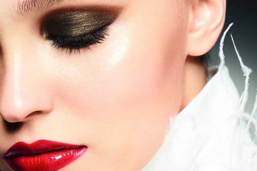Scintillante e super chic: a Natale il make-up è da star