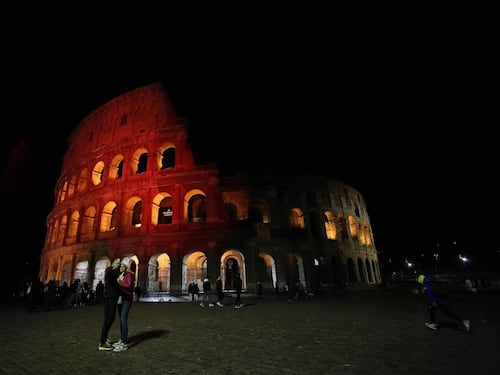 Roma, maxi-rissa tra tunisini ed egiziani davanti al Colosseo: un 17enne è grave
