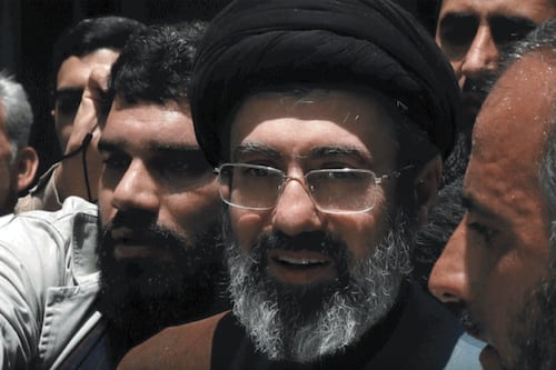 Iran, doppio giallo su Khamenei jr: "È stato ferito". Panico tra gli ayatollah