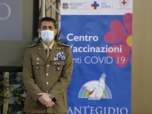 Scuola, il Generale Figliuolo apre la caccia agli insegnanti no-vax. Ma le liste non ci sono